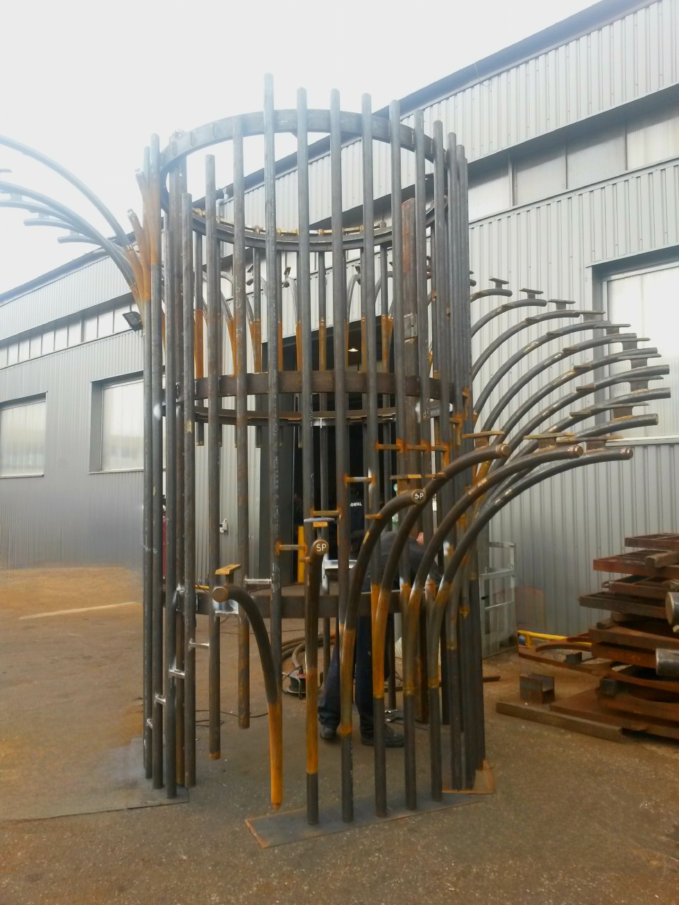 filigrane Wendeltreppen, 30m hoch inkl. Treppenstufen aus Stahlguss